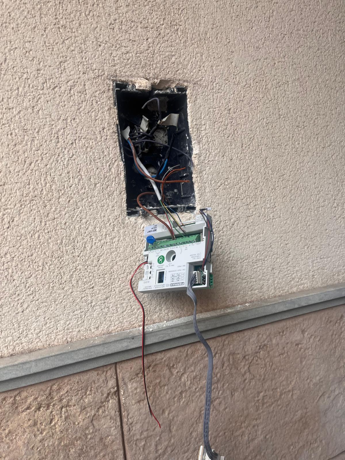 Telefonillo arrancado en Lorca el pasado lunes.