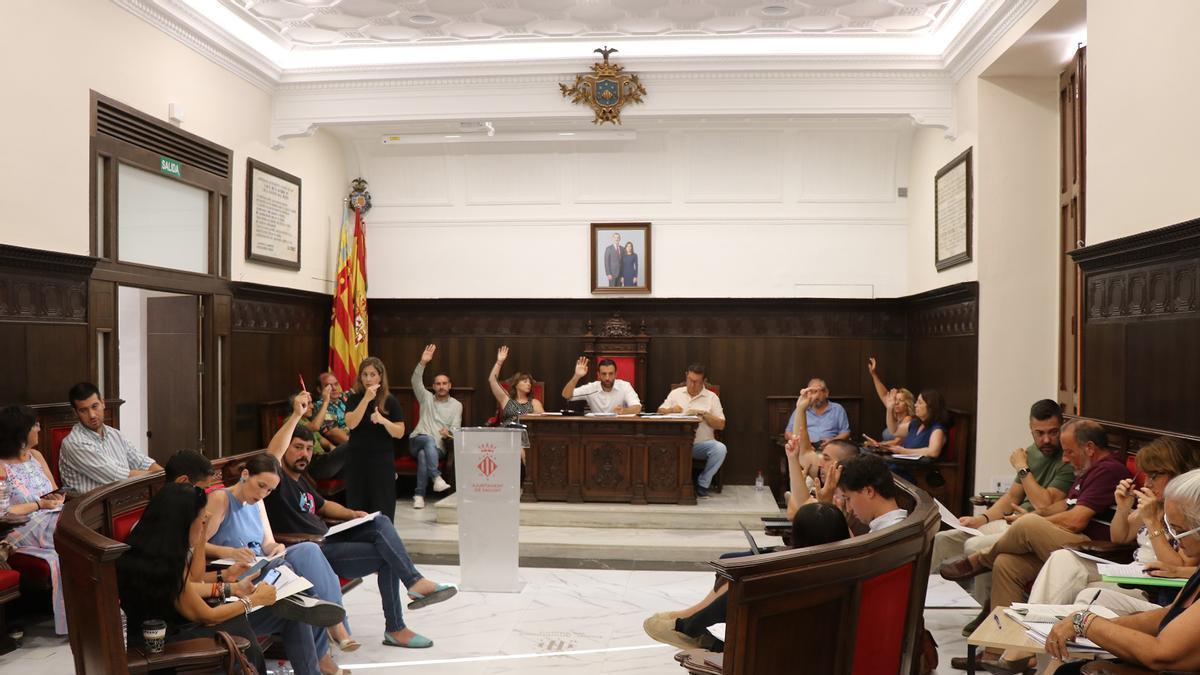 Un momento de la votación en el pleno de Sagunt
