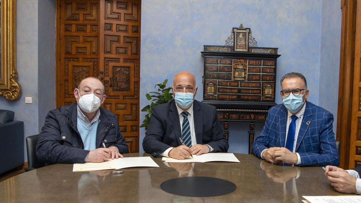 Alfonso Expósito, Antonio Ruiz y Juan Díaz, en la firma del acuerdo.