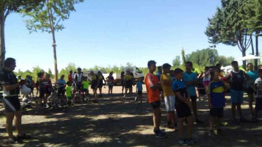 Grupo de participantes en la XII marcha cicloturista.