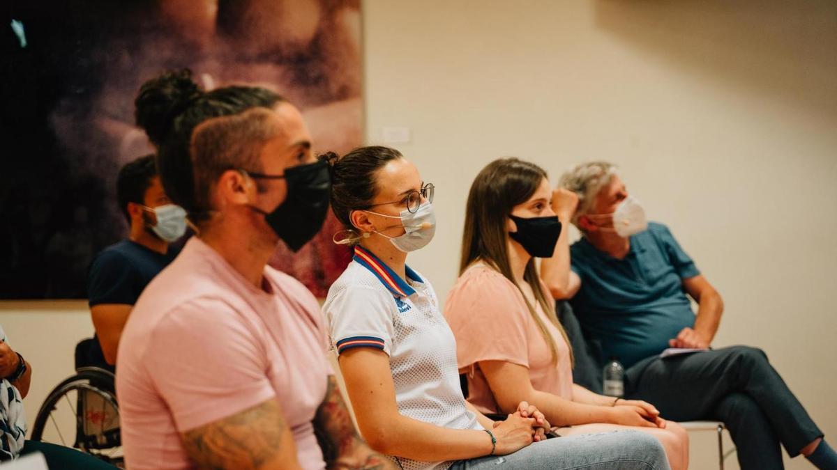 Los deportistas paralímpicos Higinio Rivero, María Delgado y Sara Revuelta con el cineasta Gaizka Urresti.