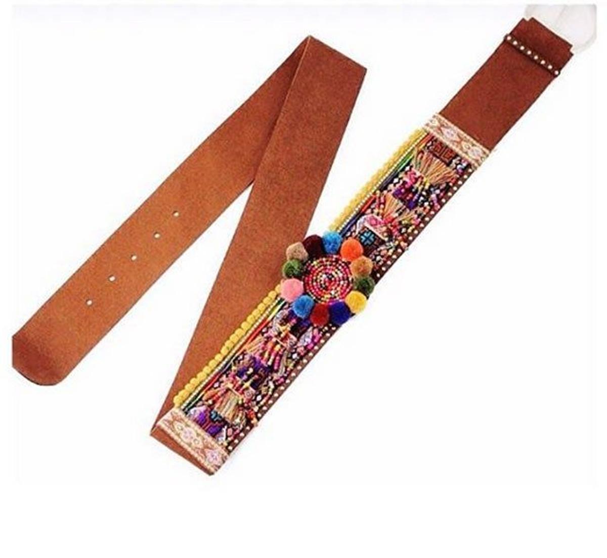 Cinturón de cuero con pompones de colores de Alamar Vives