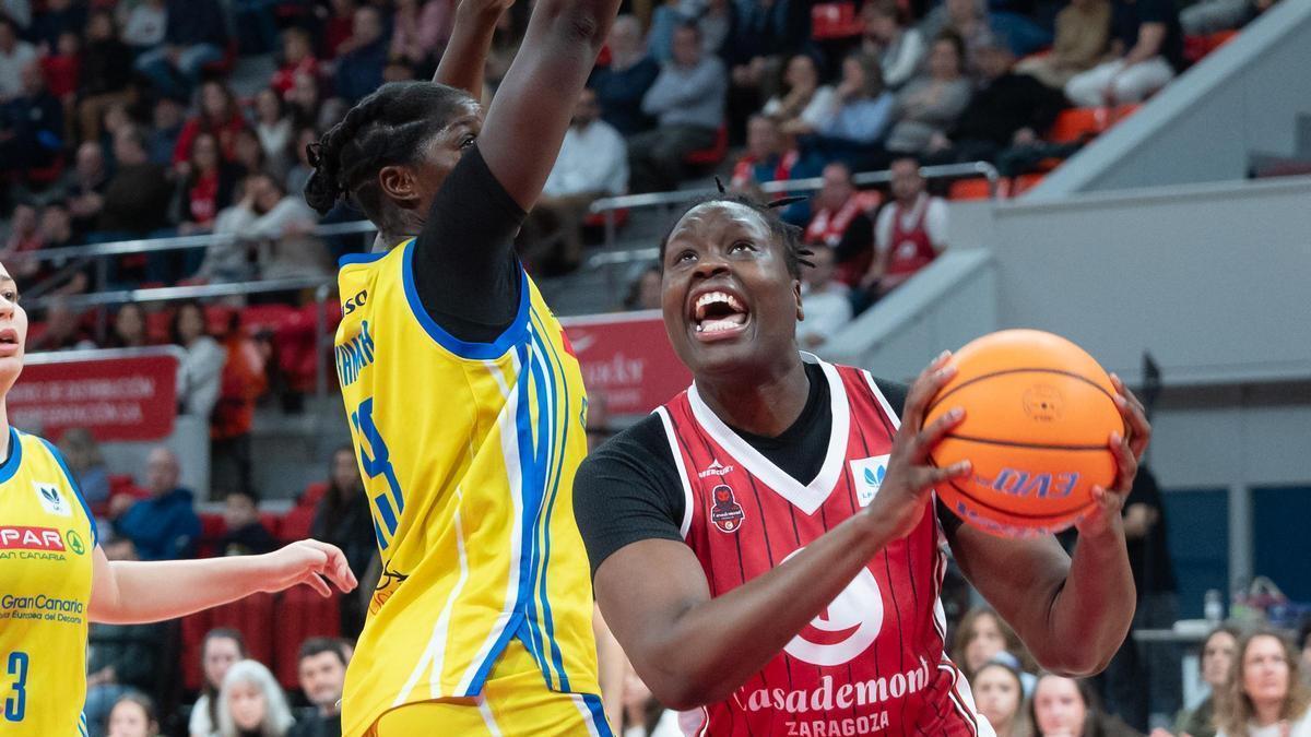 Aminata Gueye supera a una defensora durante el partido de este domingo.