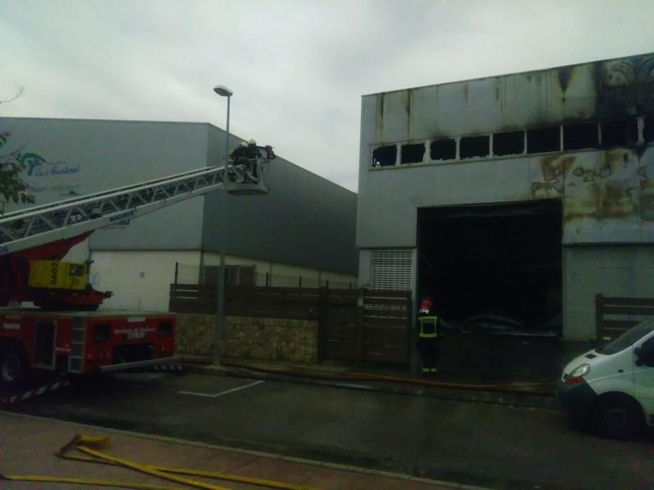 Incendio en una nave industrial de sa Pobla