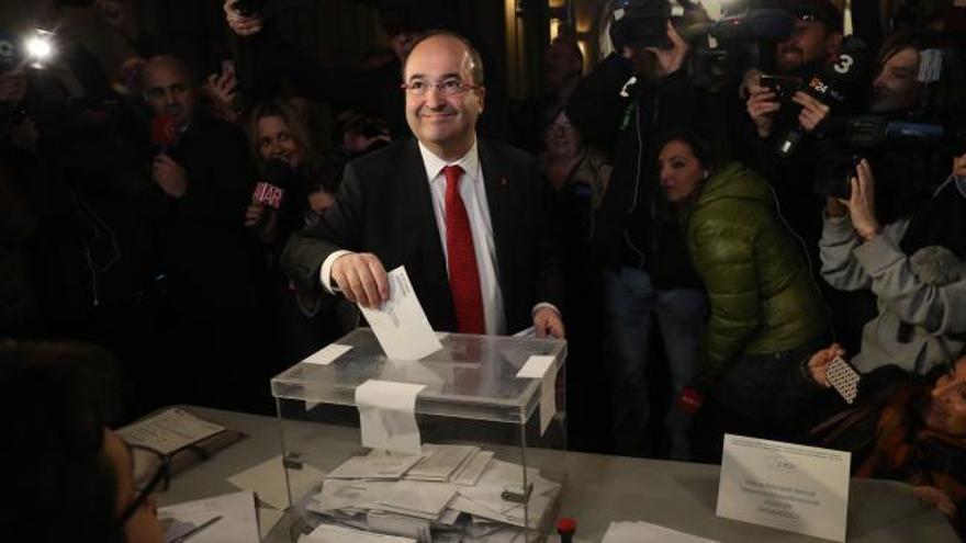 Iceta vota en el edificio histórico de la Universidad de Barcelona