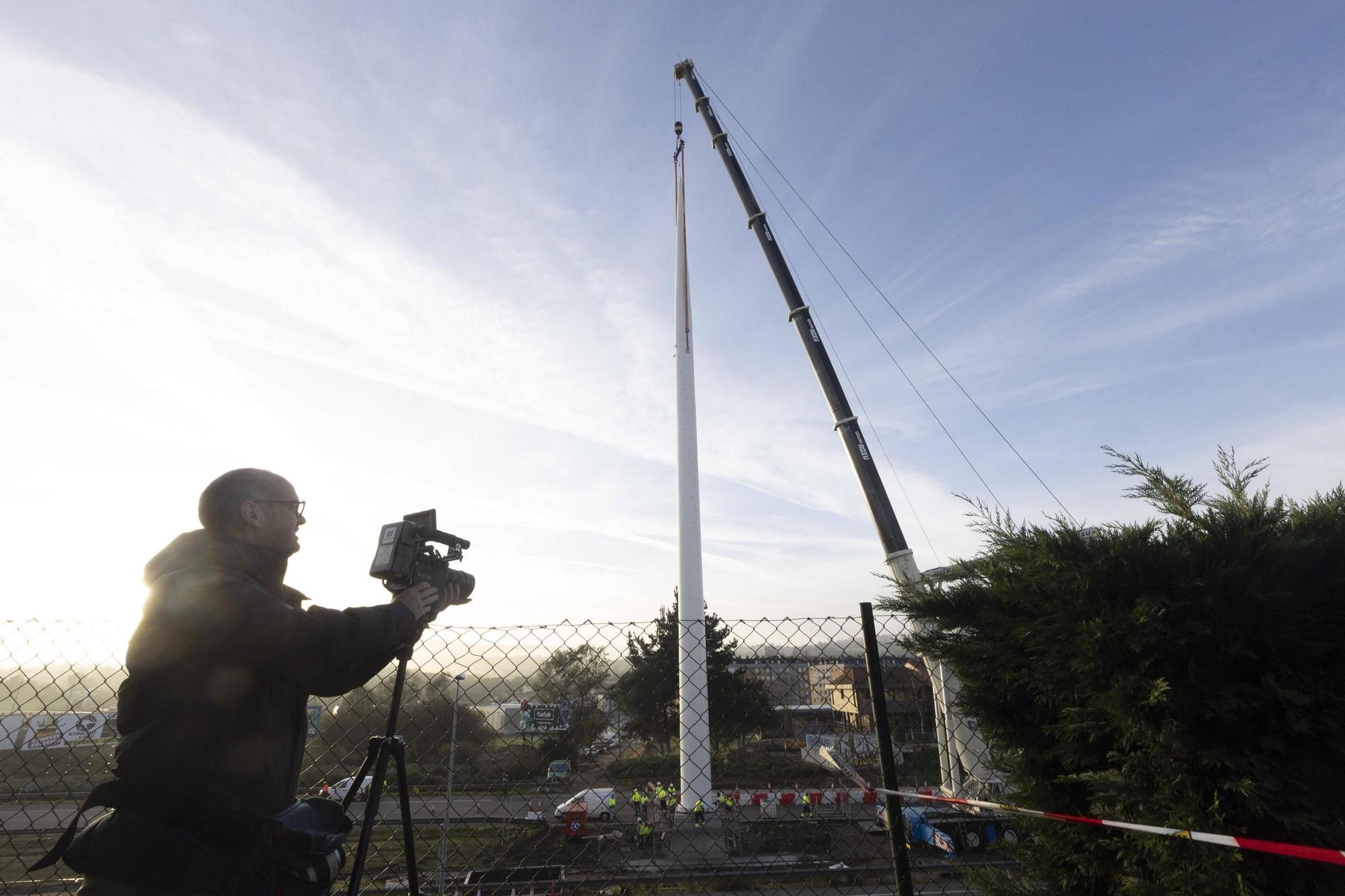 EN IMÁGENES: Así fue la instalación del mástil de 55 metros en las obras de la entrada de Oviedo