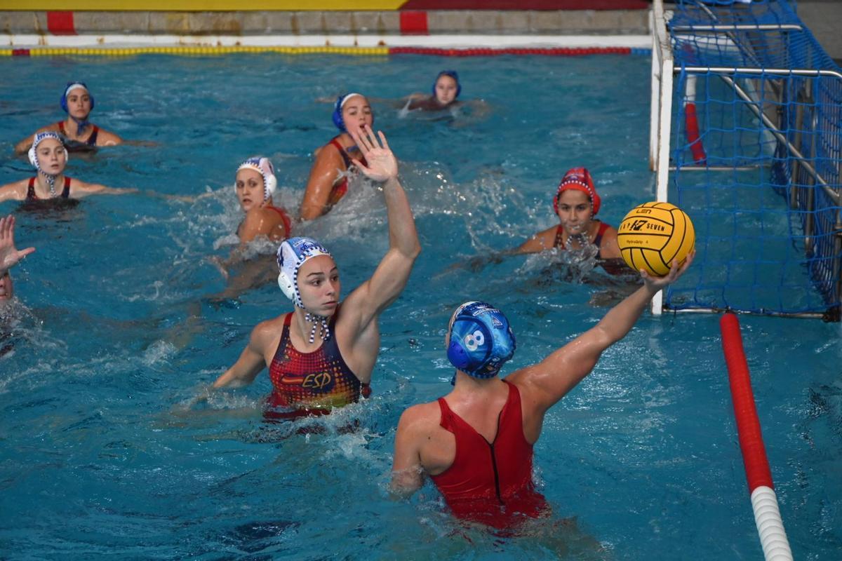 La selección, durante el 'clinic' en la piscina del CN Helios
