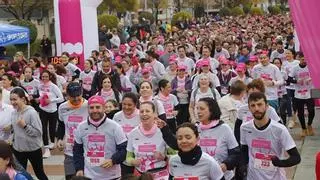 La marea rosa de la Pink Running llena el Vial Norte de Córdoba
