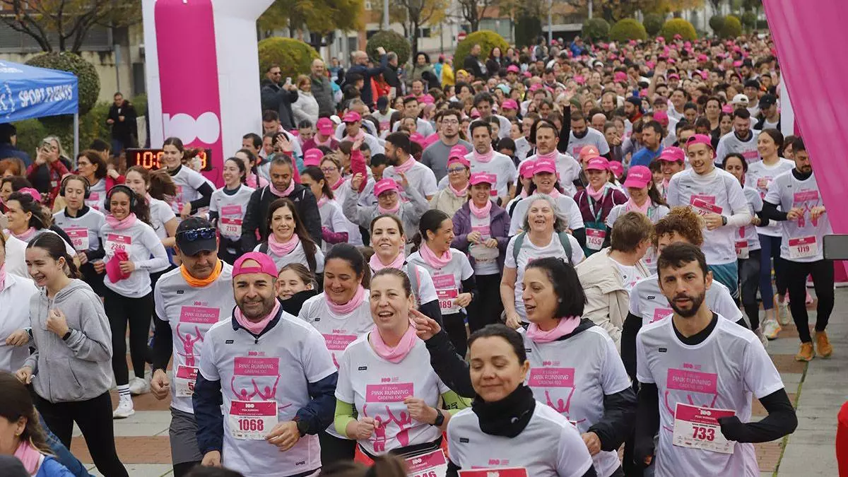La marea rosa de la Pink Running llena el Vial Norte