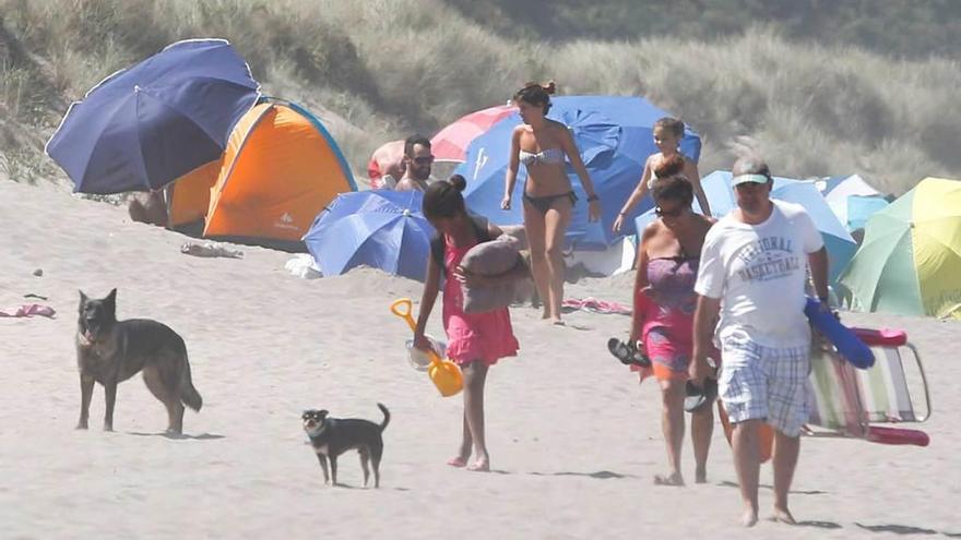 Un grupo de bañistas, el pasado domingo, en la playa de Bayas.