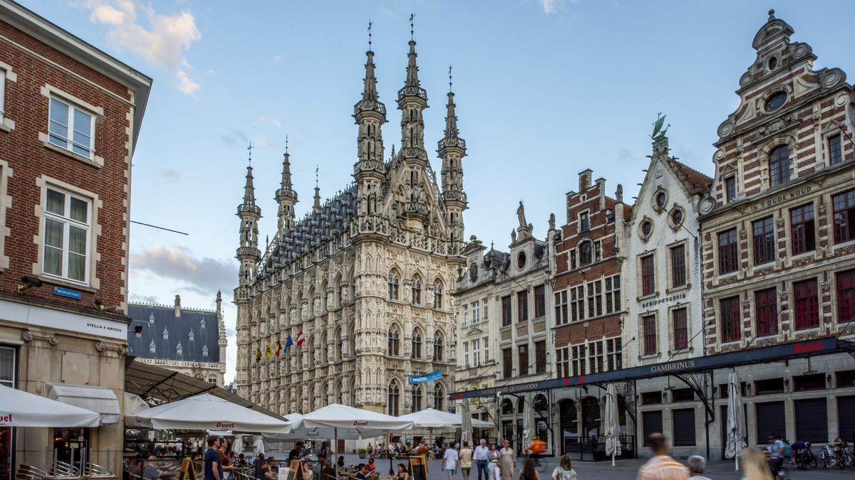El Ayuntamiento de Lovaina y los edificios de alrededor en una imagen tomada el pasado verano.