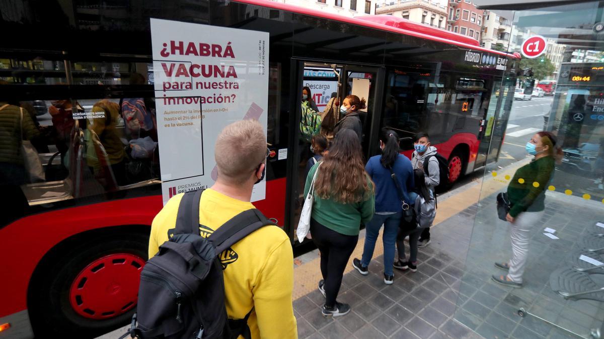 Pasajeros de la EMT acceden al autobús por la puerta central, medida implantada por la pandemia.