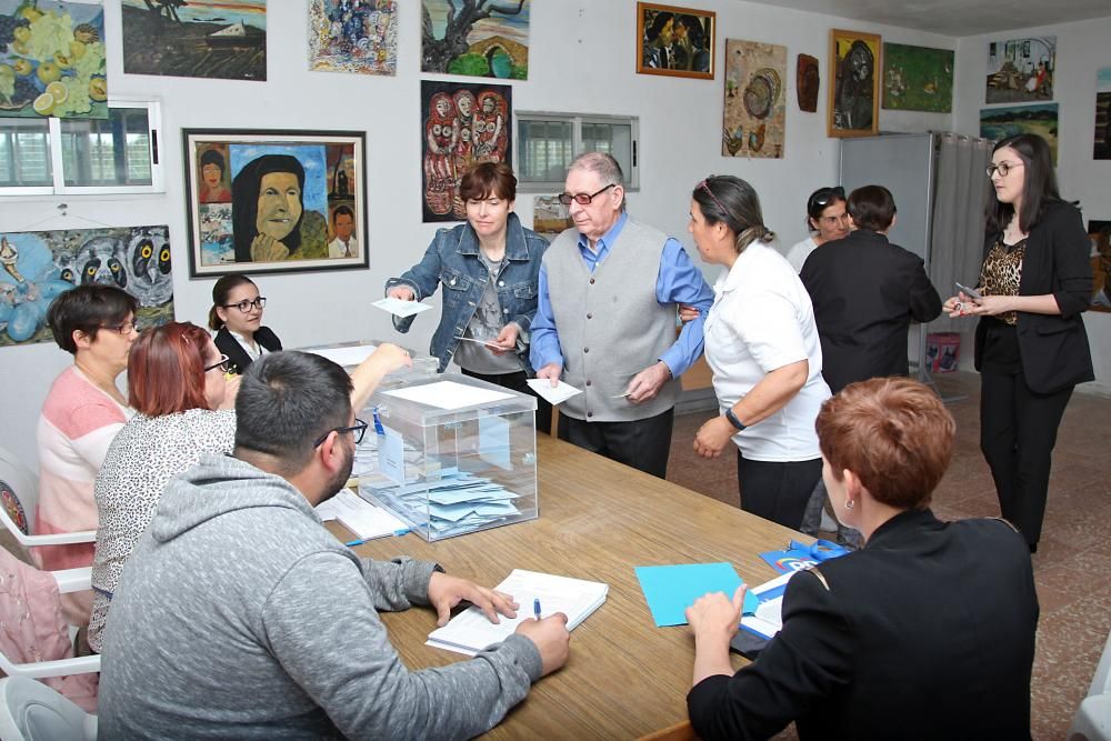 Los votantes dezanos eligen a sus representantes para los concellos y el Parlamento Europeo.