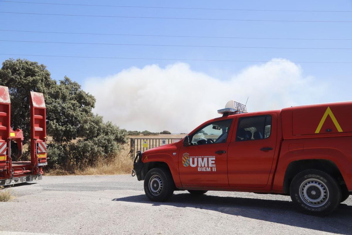 Vehículos de la Unidad Militar de Emergencia, junto a la zona militar afectada por el incendio.