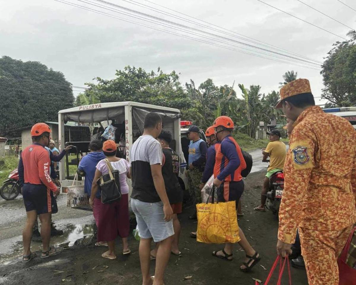 Filipinas evacúa a casi un millón de personas ante la llegada del supertifón Fung-wong.