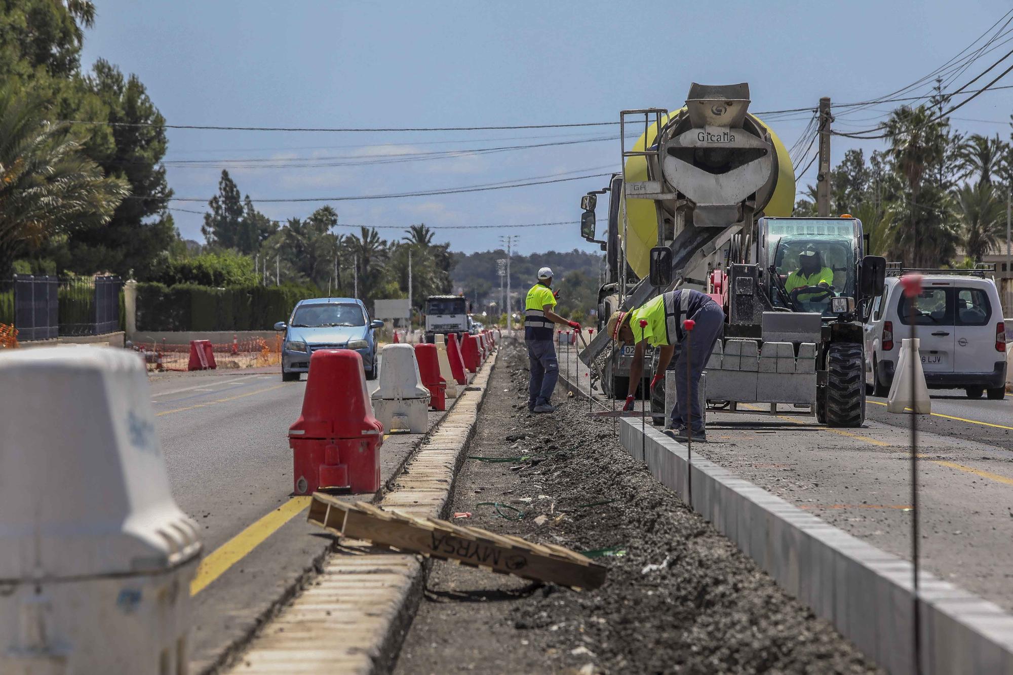 Las obras en el vial entre Elche y Santa Pola aceleran con la extension de la mediana y dos nuevas rotondas