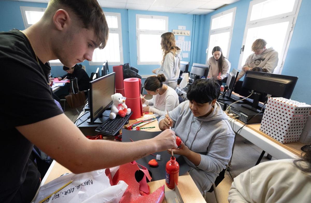 Archivo: primera edición de la campaña de decoración de escaparates por San Valentín