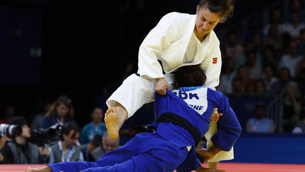 Lele Nairne (UK) Eteri Liparteliani (Georgia) en la eliminatoria de judo femenina -57kg