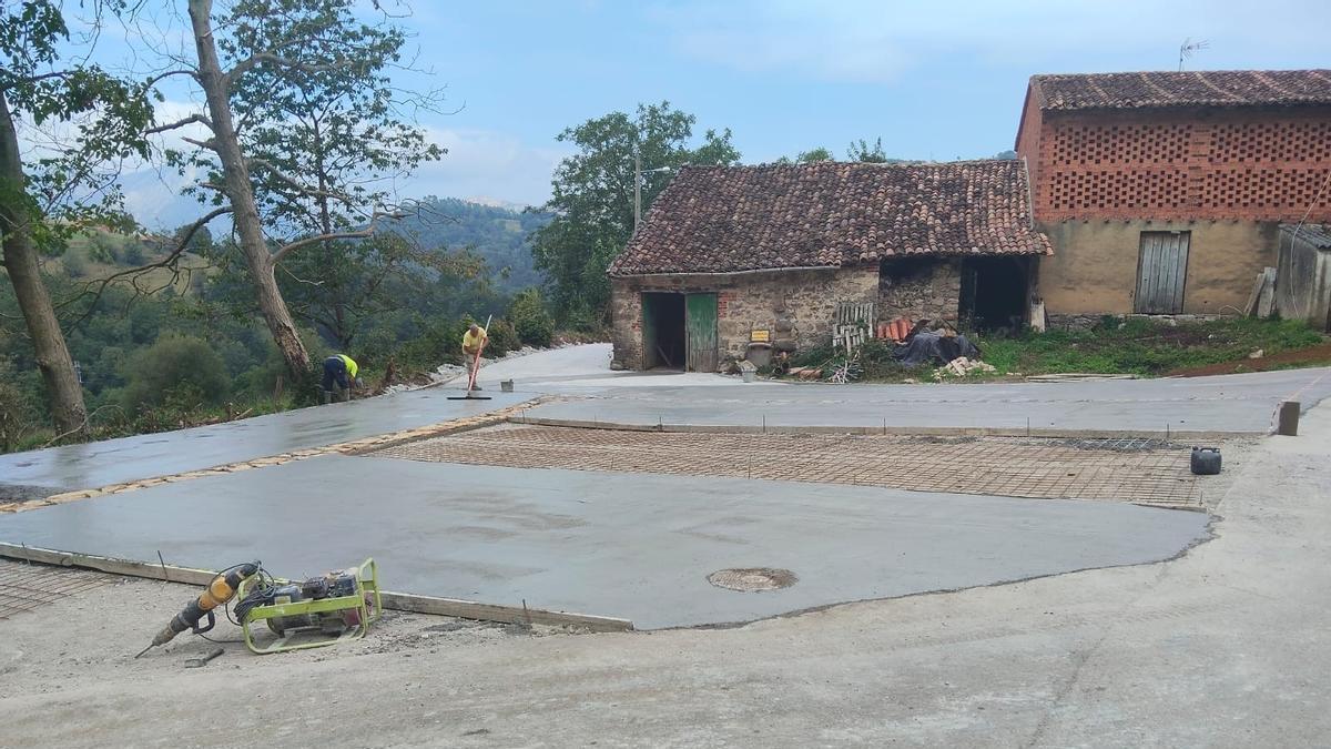 Trabajos de pavimentación en Buda (Llanes).