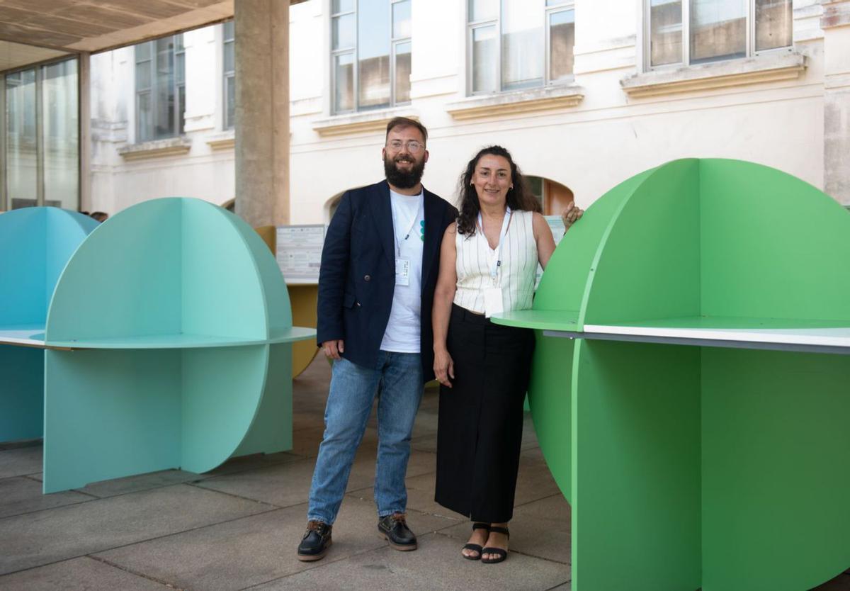 Juan Fafián-Labora y María Arufe, con los muebles finalistas a los premios Architizer, ayer en Fisioterapia. | // CASTELEIRO/ROLLER AGENCIA