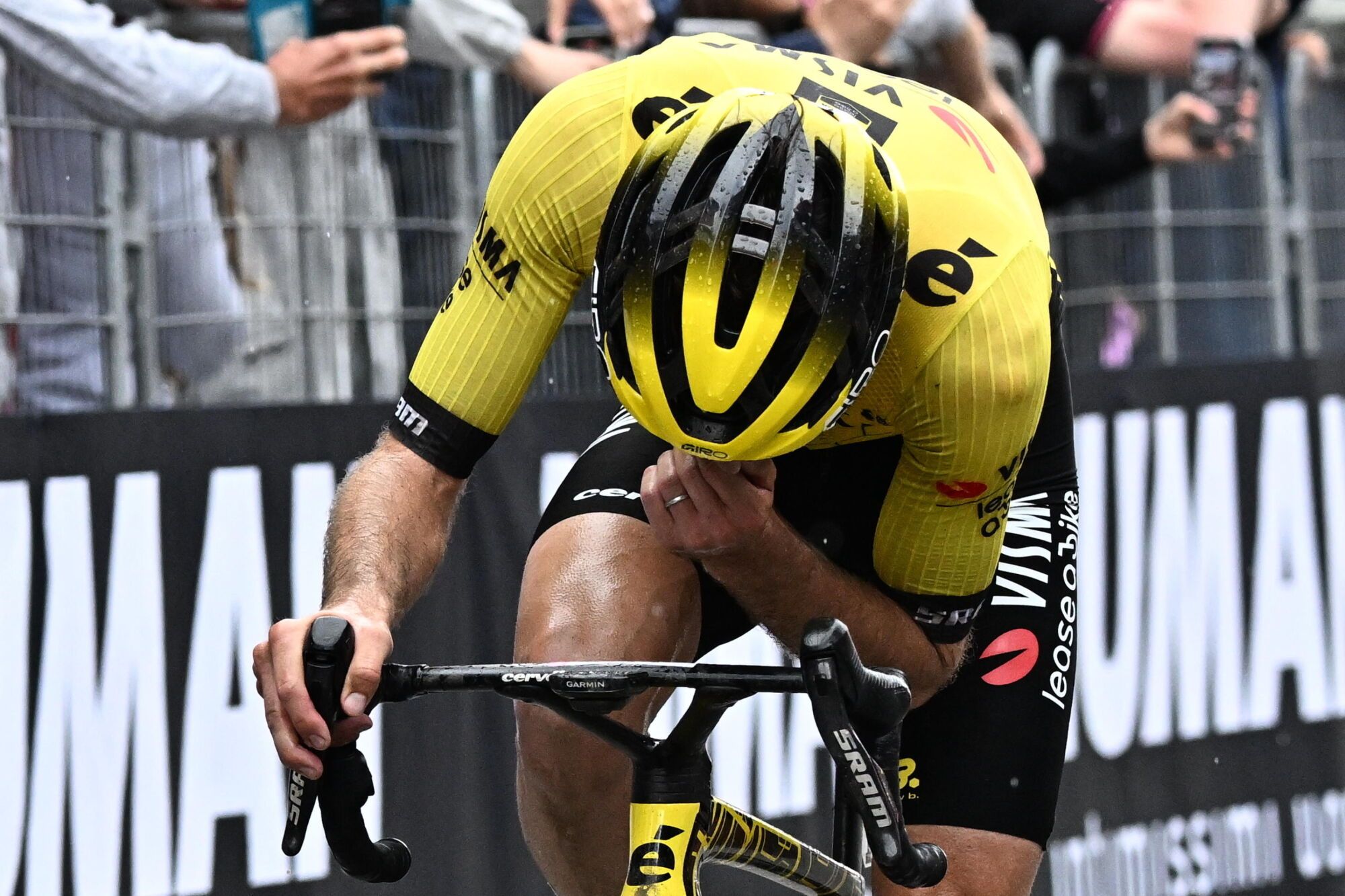 Sestriere (Italy), 31/05/2025.- Britain rider Simon Yates of Team Visma | Lease a Bike reacts after crossing the finish line during the 20th stage of the Giro d'Italia cycling race over 205 km from Verres to Sestriere, 31 May 2025. (Ciclismo, Italia, Reino Unido) EFE/EPA/LUCA ZENNARO