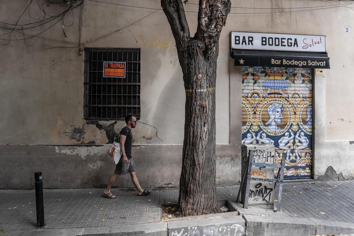 La mítica bodega Salvat de Sants cuelga el cartel de se traspasa