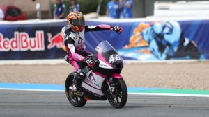 El piloto español de Moto 3 Iván Ortolá (c) del Angeluss MTA Team, este sábado tras conseguir la pole durante la Q2 Moto3 del Gran Premio Monster Energy de Catalunya en el Circuit de Montmeló. EFE/ Alejandro García