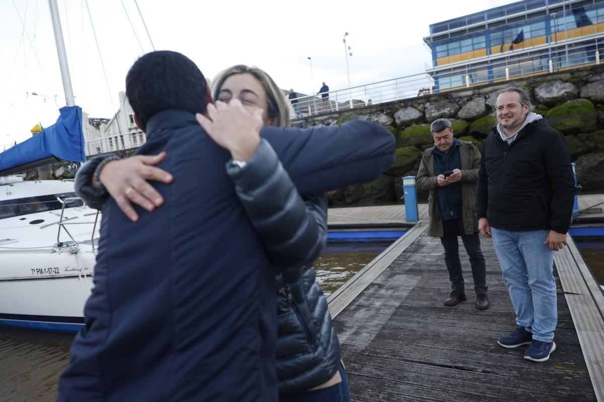 EN IMÁGENES: Así fue la llegada de Juan Merediz al puerto deportivo de Avilés tras batir el récord de la Ruta del Descubrimiento