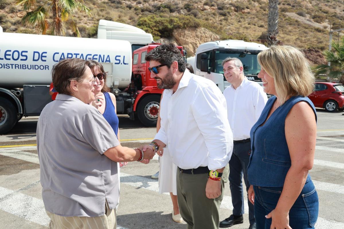 Fernando López Miras y Noelia Arroyo conocen al equipo del rodaje.