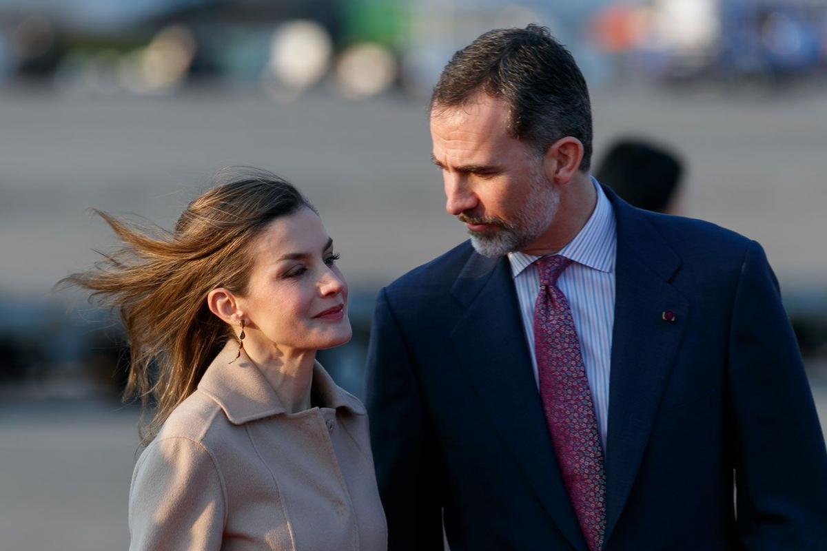 Letizia Ortiz junto a Felipe VI a su llegada a Tokio