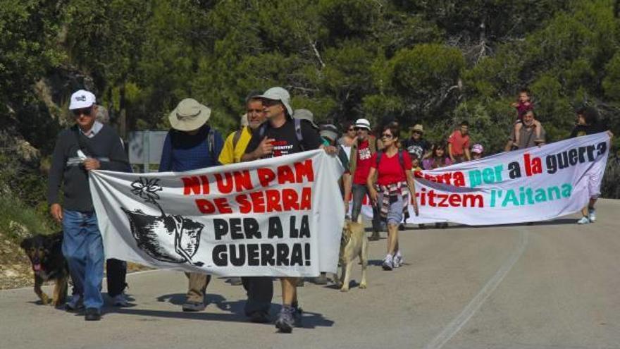 Los asistentes a la marcha reivindicativa en la Sierra de Aitana.