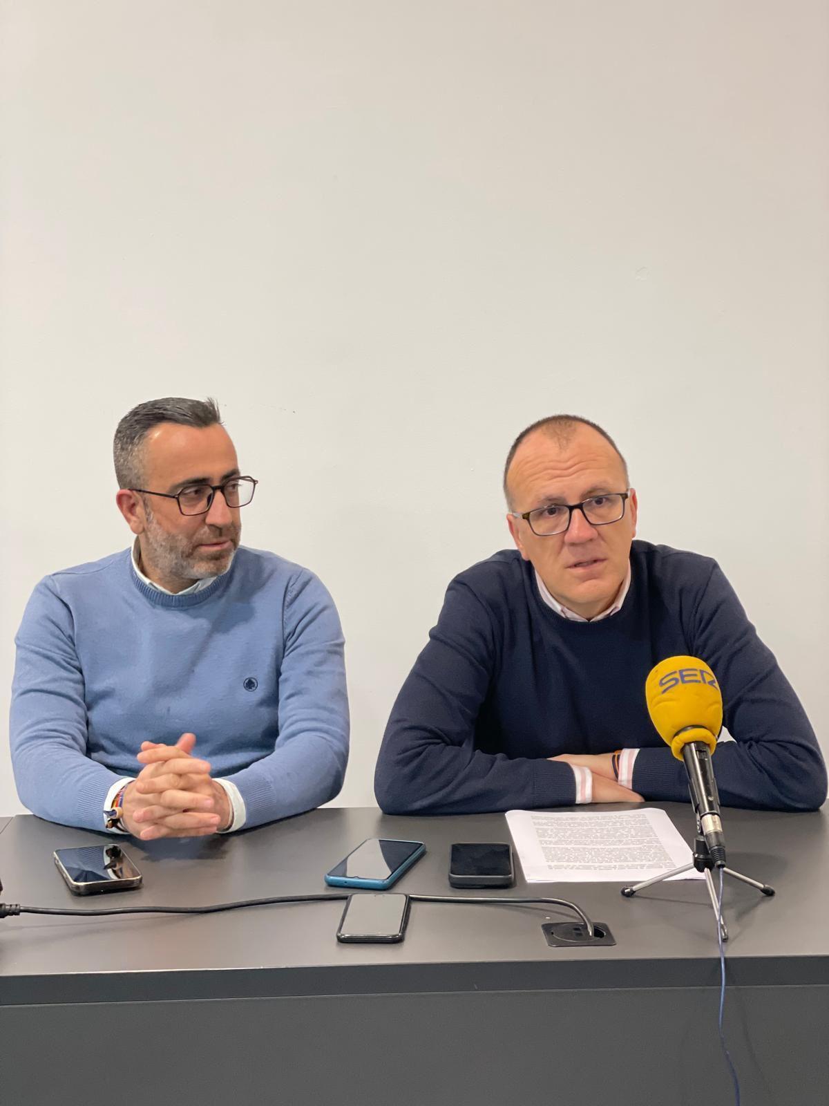 El alcalde, a la derecha, junto al concejal, Benito Pineda.