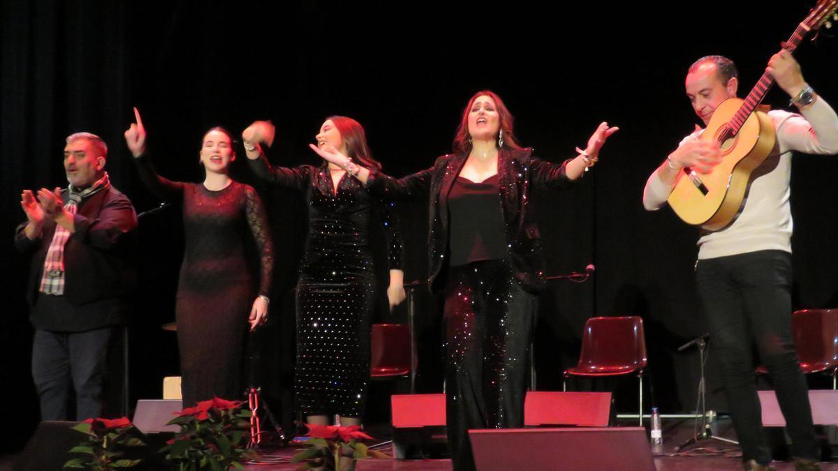 Los artistas en la despedida con el público de pie.