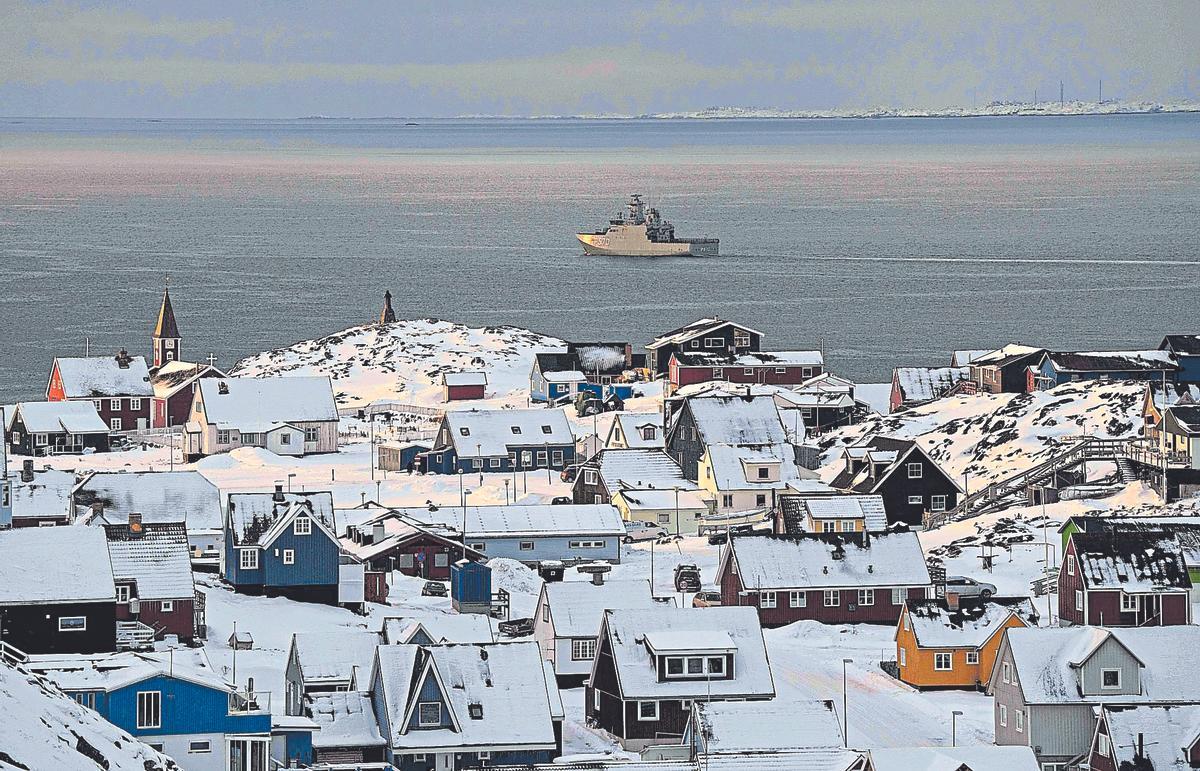 Un buque militar en aguas cerca de la capital de Groenlandia, Nuuk.