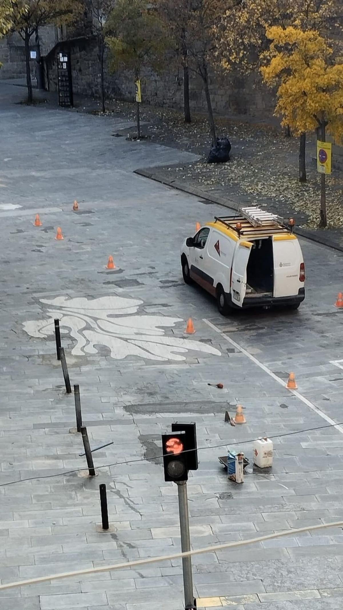 Senyalització amb cons a la Baixada de la Seu