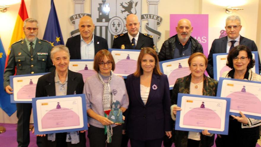 Los reconocimientos «Meninas». Por la izquierda, atrás, Miguel Ángel Maldonado, Rafael Carramal, José Luis García, Andrés Fernández y José Ernesto Pastur. En primer término, en idéntico orden, Socorro Suárez, Sandra Dema, Adriana Lastra, Isabel Carrera y Rosa Cid. |