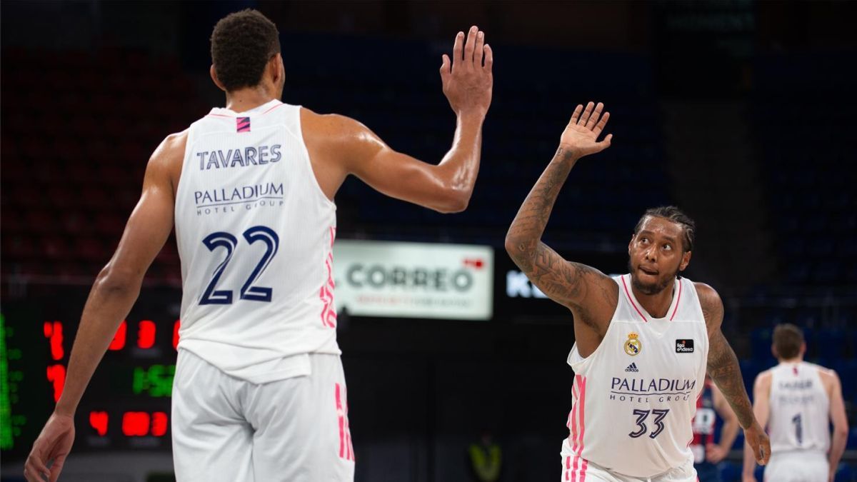 Tavares y Thompkins chocan sus manos en el Buesa Arena.