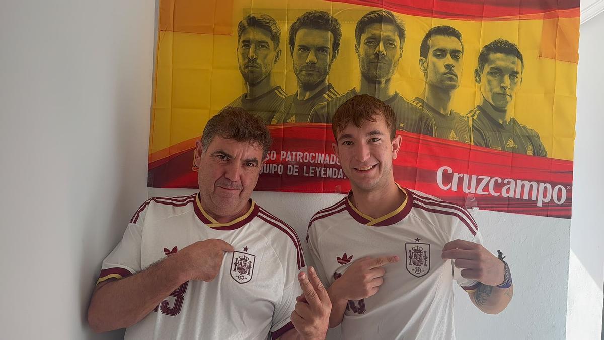 Agustin Canales, a la derecha, con la persona que le inculcó la pasión por el fútbol, su padre.