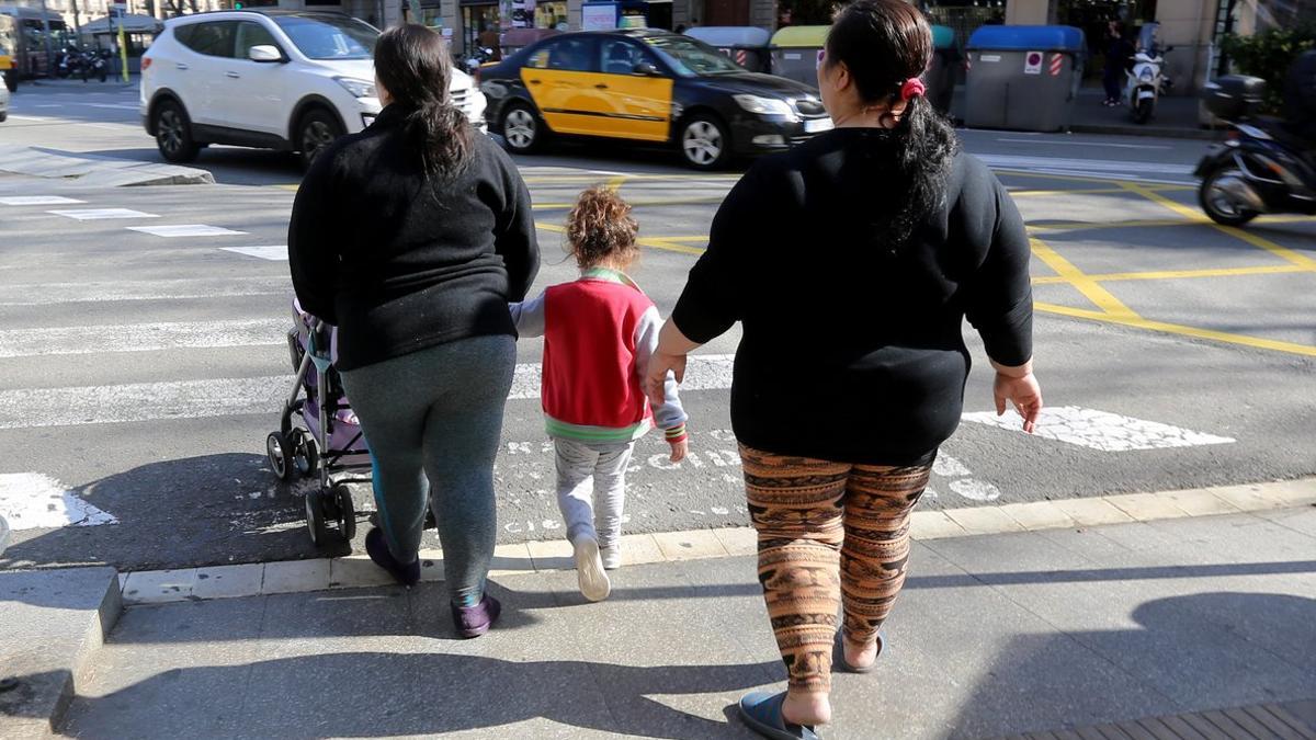 Personas con obesidad, en una calle de Barcelona.