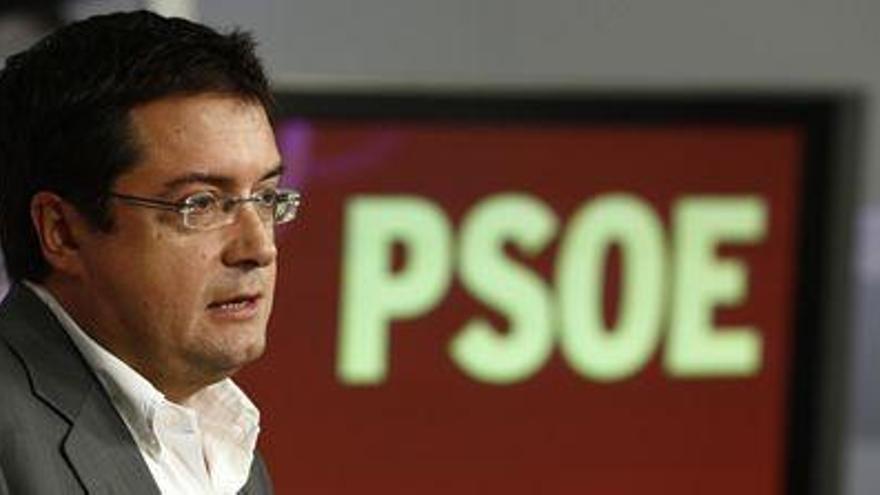 El PSOE critica el &quot;sálvese quien pueda&quot; del PP