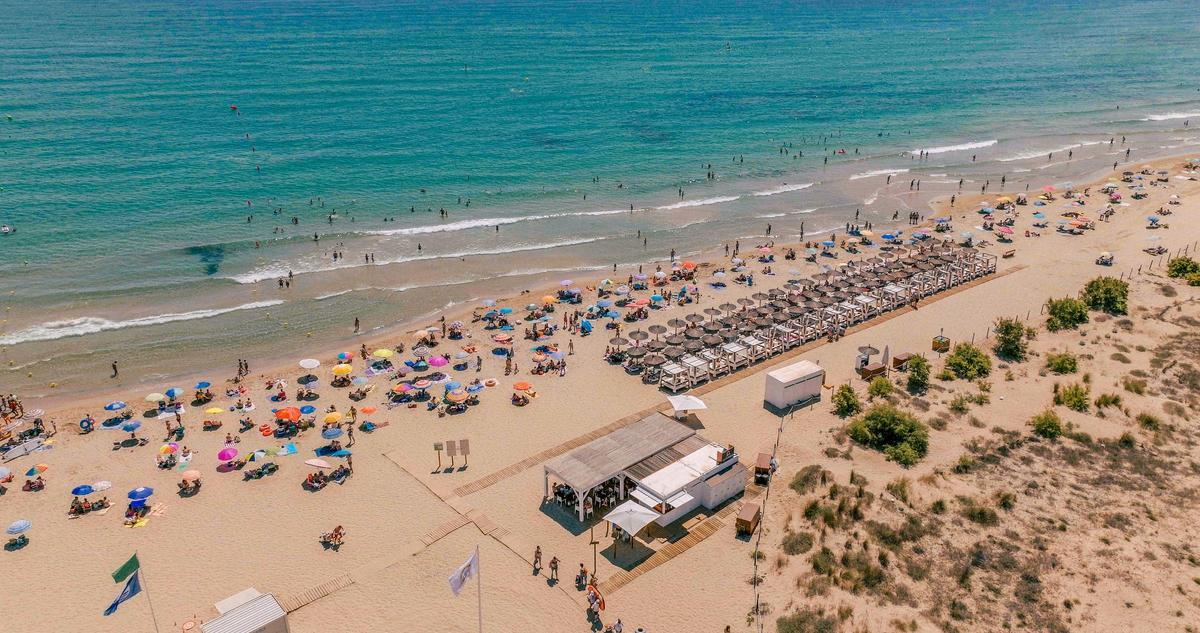 Conviction Beach Club se encuentra en la playa del Carabassí, considerada una de las mejores de la localidad de Elche.
