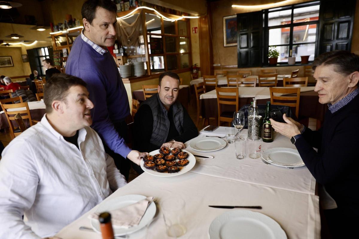 Gijón se relame con los oricios (gallegos) a espera de la campaña regional (en imágenes)