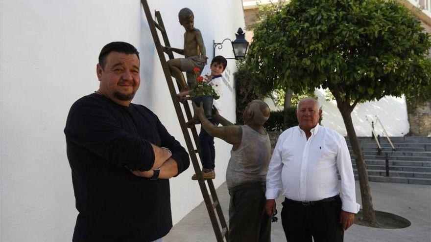 Un abuelo y su nieto forman parte de la segunda escultura de Belmonte sobre los patios de Córdoba.
