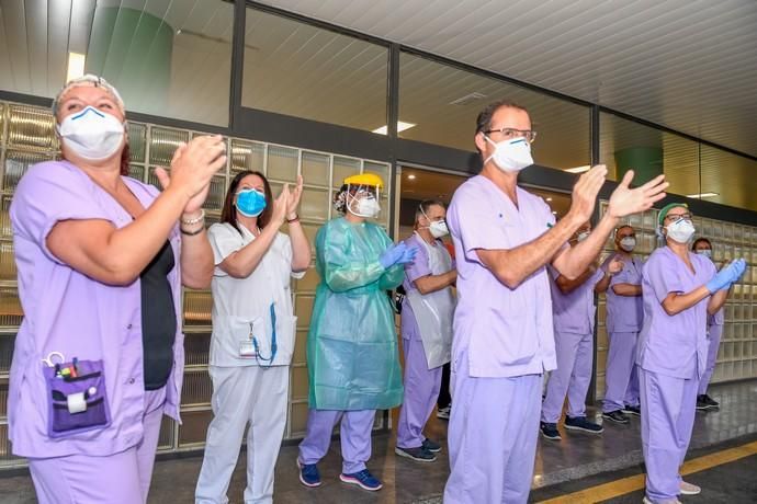 23-04-20  LAS PALMAS DE GRAN CANARIA. HOSPITAL UNIVERSITARIO DOCTOR NEGRIN. LAS PALMAS DE GRAN CANARIA. Reconocimiento del personal de seguridad privada a la labor que hace el personal sanitario.  Fotos: Juan Castro.  | 23/04/2020 | Fotógrafo: Juan Carlos Castro