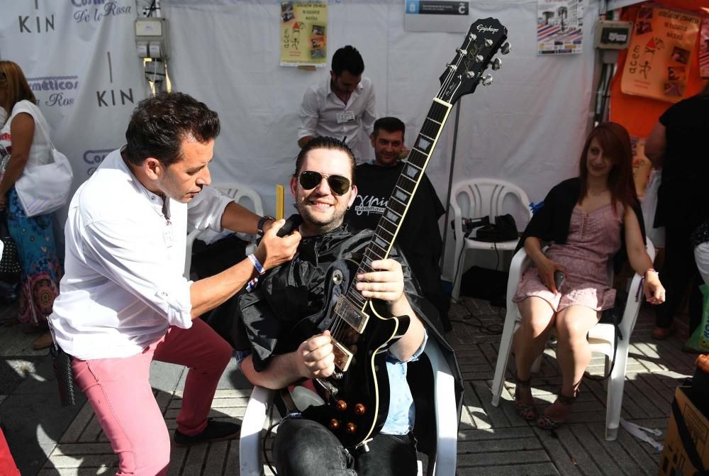 Las jardines de Méndez Núñez se convierten en peluquería improvisada por una buena causa. Más de 70 peluqueros de diferentes puntos de España participaron en la Barbería Solidaria.