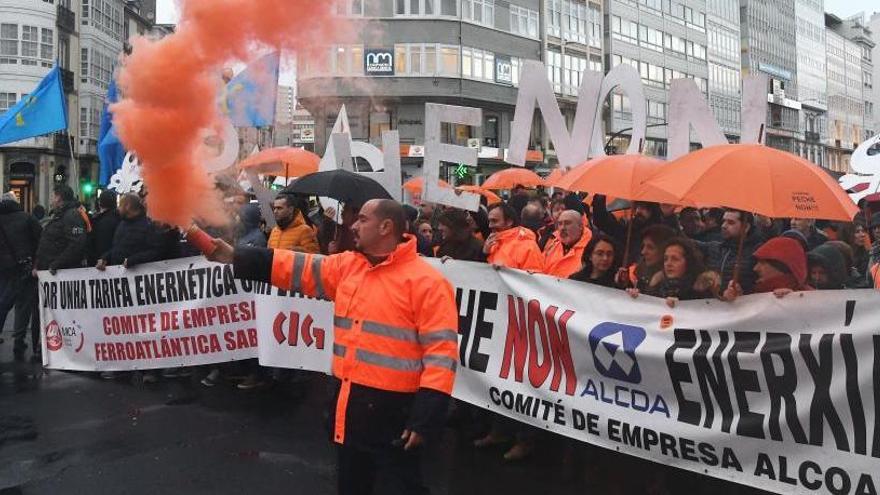 Concentración de trabajadores de Alcoa ante la Delegación del Gobierno.