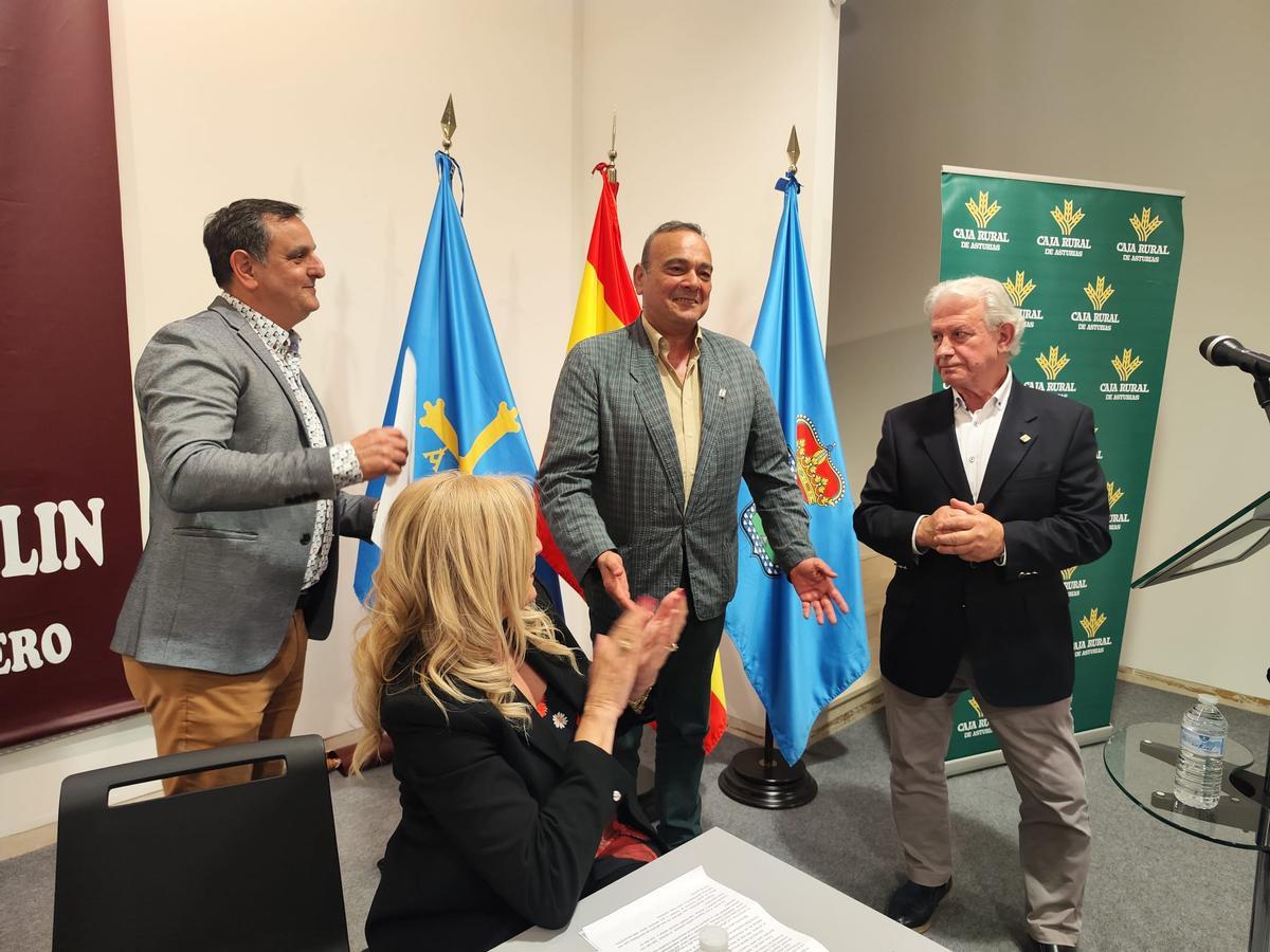 Por la izquierda, de pie, Isaac Vallina, Fernando de la Puente y Joaquín Ruiz, durante la entrega de la distinción de El Ventolín. Sentada, la edil de Cultura, Aurora Cienfuegos.