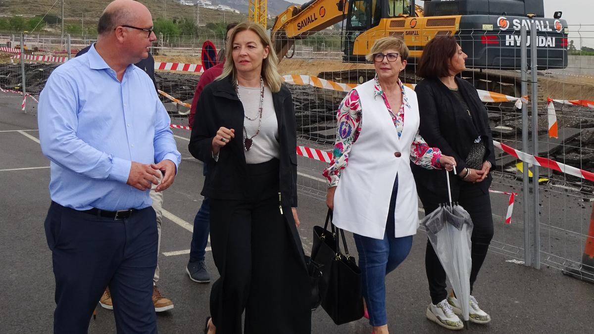 La visita de los miembros del PSOE a las obras del hospital de La Vila.