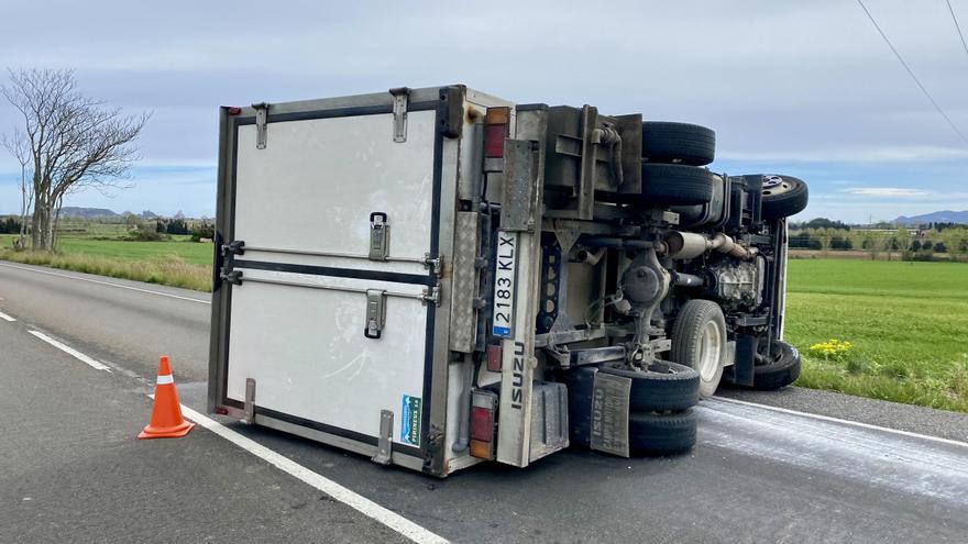 Una furgoneta bolca a la carretera de Torroella i l&#039;Estartit