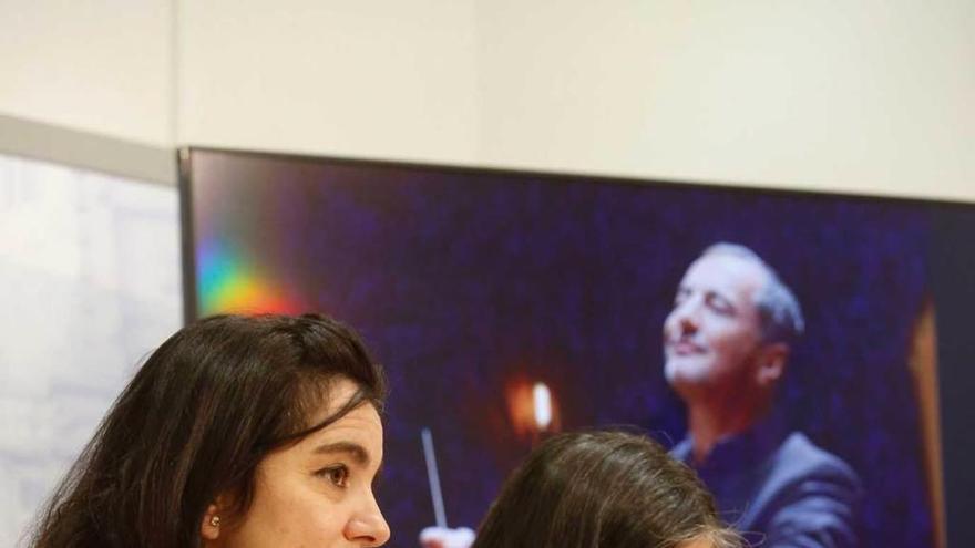 Yolanda Alonso, a la izquierda, y Ana María Mateo, ayer, en el Ayuntamiento.